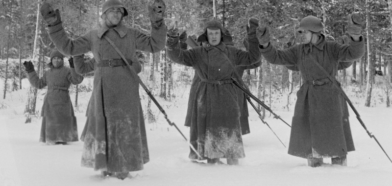 Советские солдаты сдаются в плен. Постановочное фото. Финляндия, 1940 г.