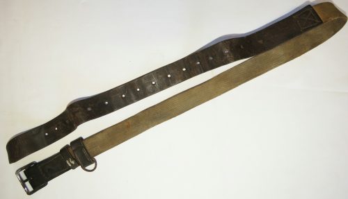 Полу-суррогатный брезентовый поясной ремень РККА образца 1941 года. Длина - 115 см. Ремень наполовину выполнен из кожи, наполовину из брезента. На кожаной части расположены отверстия для фиксирования ремня.