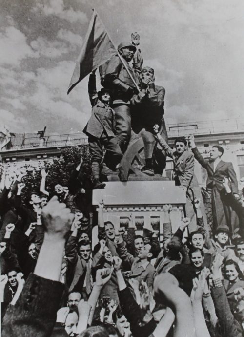 Горожане встречают Красную Армию. 28 июня 1940 г.