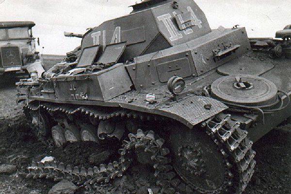 Подбитый немецкий танк. 25-29 июня 1941 г.