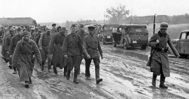Колонна пленных красноармейцев, захваченных 16-й армией Вермахта. Осень 1941 г.