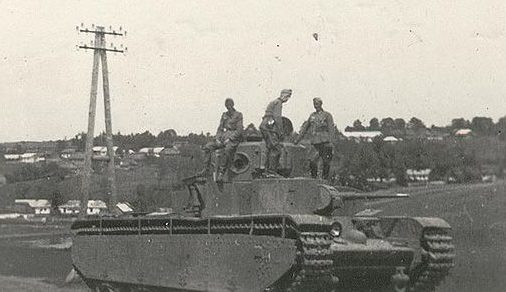 Брошенные советские танки Т-35 в пригороде Тарнополя. Июль 1941 г.