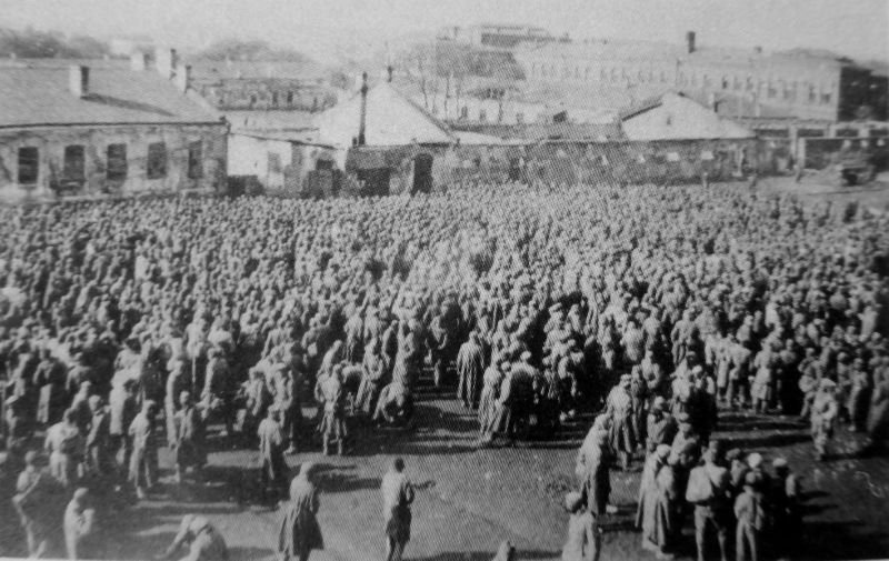 Советские военнопленные в лагере в Кировограде. Осень 1941 г.