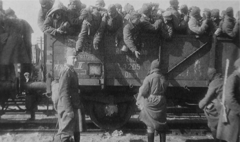Советские военнопленные получают питание во время перевозки по железной дороге. Минск, осень 1941 г. 