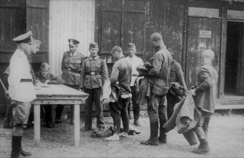 Регистрация военнопленных в лагере Stalag XI D (321) в Эрбке. Осень 1941 г. 