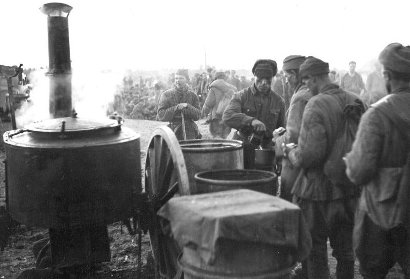 Советские военнопленные в лагере на раздаче еды. Осень 1941 г.