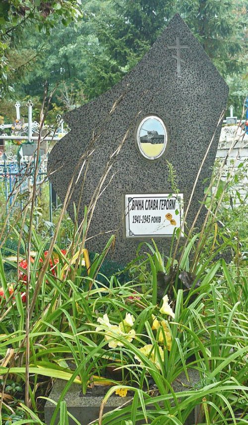 с. Крячковка Пирятинского р-на. Могила советского воина на сельском кладбище.