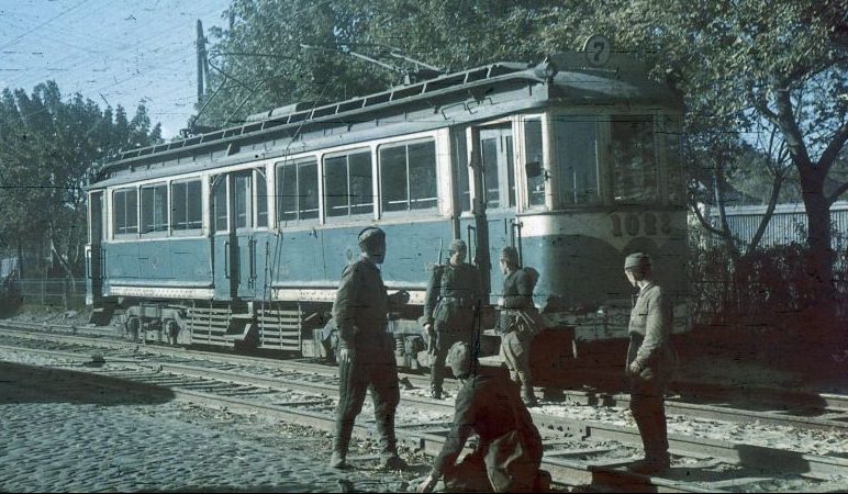 Военнопленные ремонтируют трамвайные пути. Киев, осень 1941 г. 
