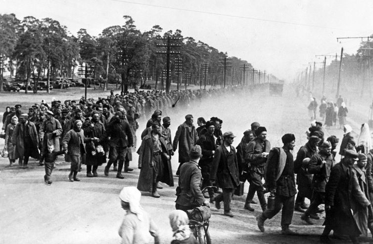 Колонна пленных красноармейцев в районе Киева. 9 октября 1941 г. 