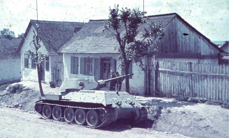 Подбитые советские танки на околице. Июнь 1941 г.