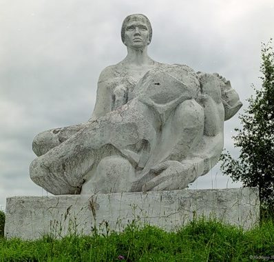 Скульптура на мемориале.
