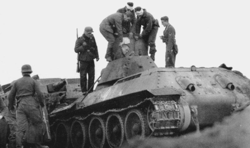 Взятие в плен советского танкиста после танкового тарана. 18 октября 1941 г.
