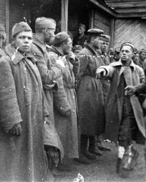 Пленный красноармеец, показывающий немцам комиссаров и коммунистов. Октябрь 1941 г.
