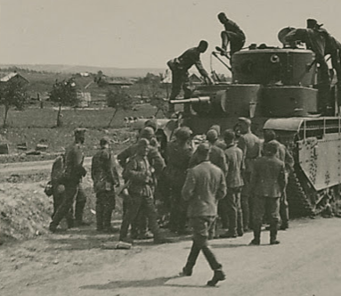 Подбитые советские танки на околице. Июнь 1941 г.