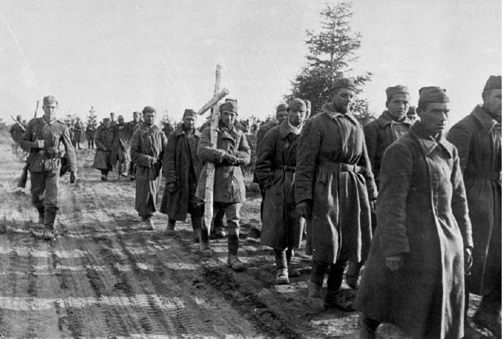 Группа советских военнопленных в районе Вязьмы. Смоленская область. Октябрь 1941 г.