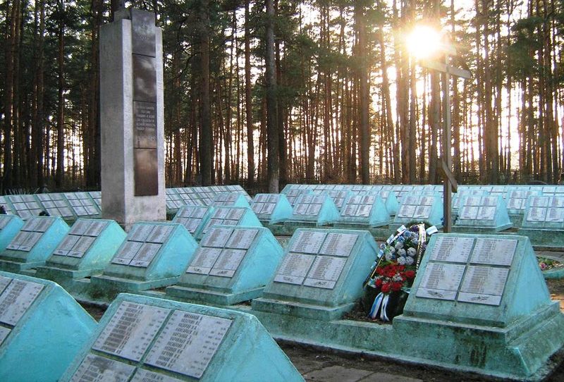 г. Тверь. Воинское захоронение «Бобачевский бор», где покоится 5728 советских воинов, погибших в годы войны. 