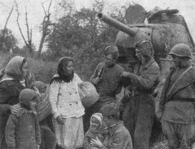 Советские танкисты в окрестностях города. Март 1944 г.