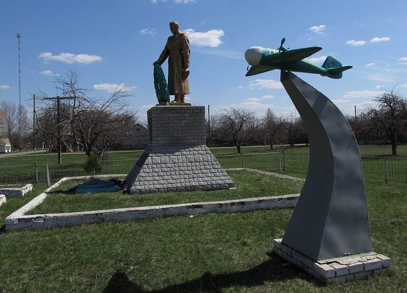 с. Шенгуры Кобелякского р-на. Памятник, установленный в 1960 году на братской могиле воинов, погибших при освобождении села.