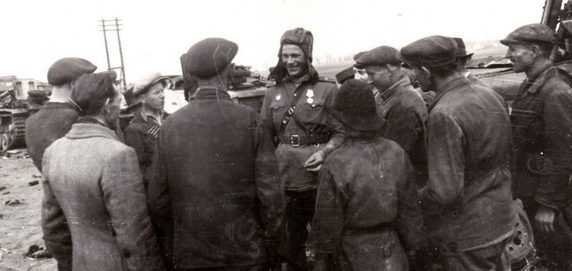 Советские танкисты в окрестностях города. Март 1944 г.