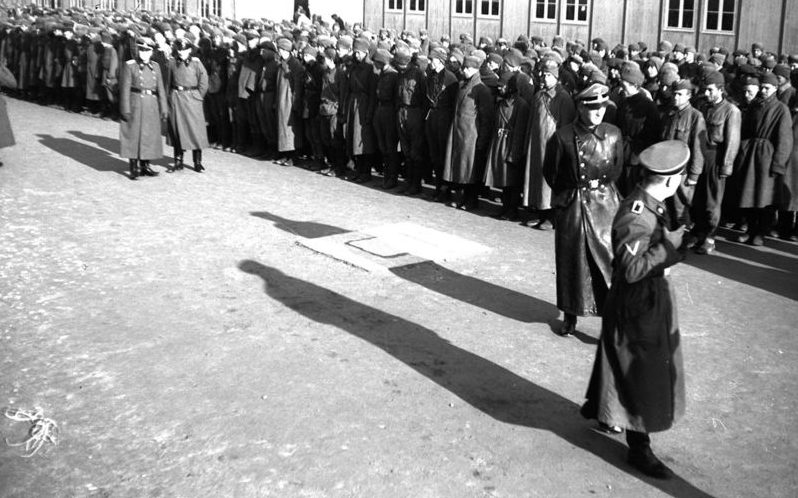 Перекличка в концлагере Маутхаузен. Октябрь 1941 г.