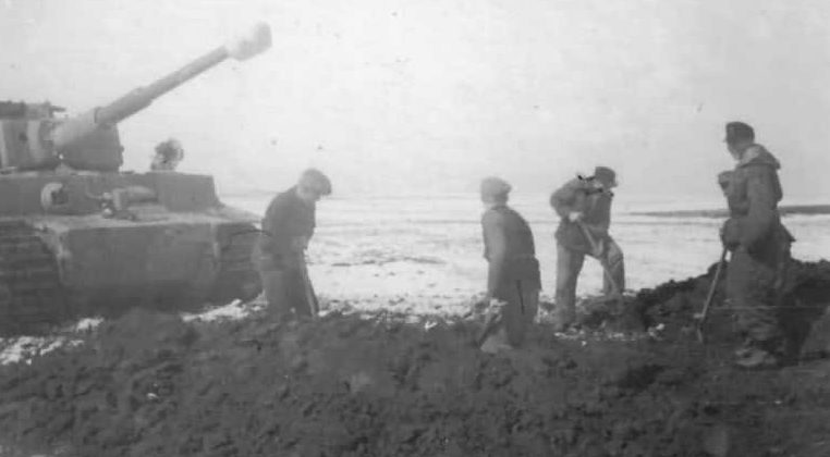 Немецкая бронетехника выдвигаются на позиции под Тарнополем. Апрель 1944 г.