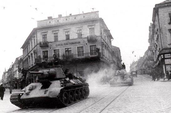 Красная Армия в освобожденном городе. Март 1944 г. 