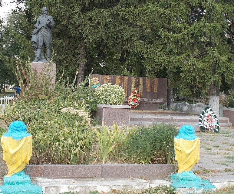 с. Пригаровка Козельщинского р-на. Памятник, установленный в 1956 году на братской могиле советских воинов и мемориальные плиты с именами погибших земляков.
