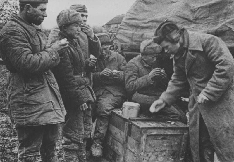 Советские военнопленные едят вареный картофель на сборном пункте. Октябрь 1941 г.