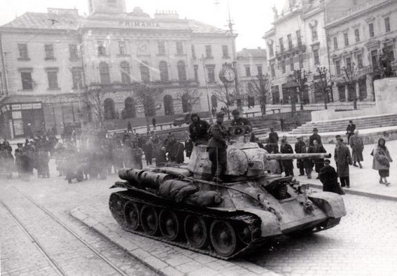 Красная Армия в освобожденном городе. Март 1944 г. 