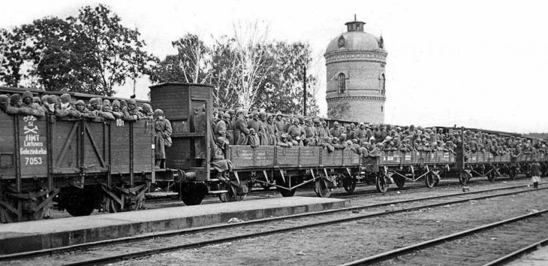 Перевозка советских военнопленных на открытых платформах. Новая Белица, октябрь 1941 г.