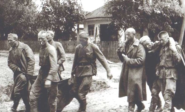 Военнопленные с раненными. Июнь 1941 г. 