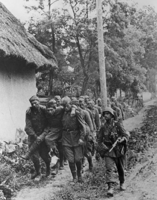 Военнопленные с раненными. Июнь 1941 г.