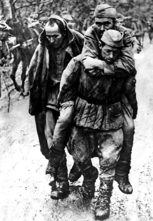 Военнопленные с раненными. Июнь 1941 г.
