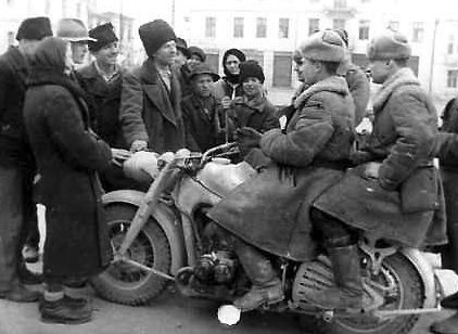 Горожане встречают освободителей. Март 1944 г. 
