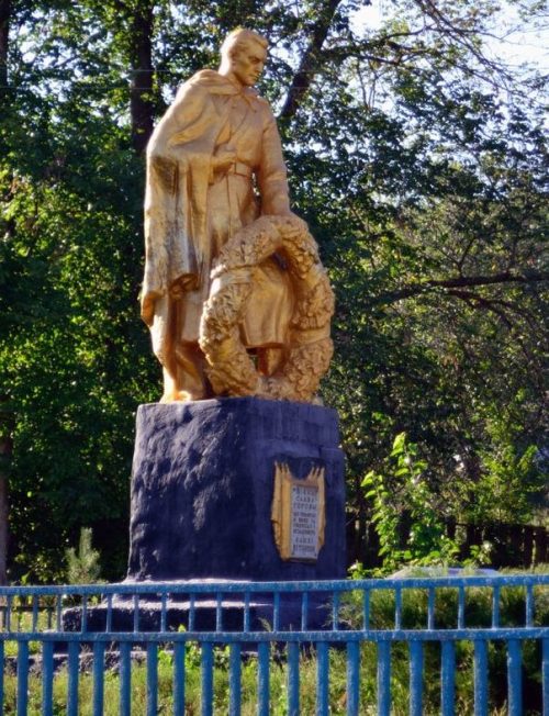 с. Биевцы Лубенского р-на. Памятник, установленный в 1950 году в честь павших воинов-земляков.
