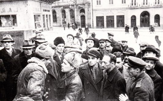 Горожане встречают освободителей. Март 1944 г. 