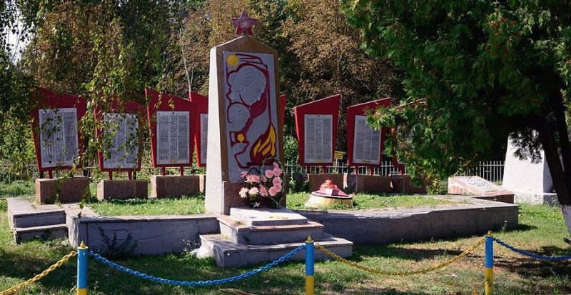 с. Жданы Лубенского р-на. Памятник, установленный на братской могиле советских воинов и памятный знак павшим воинам-землякам.