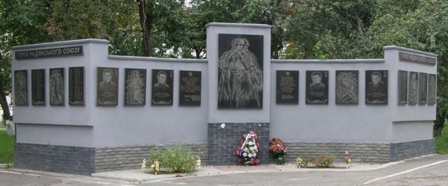 г. Лубны Памятник воинам 25-й гвардейской стрелковой дивизии возле здания, в котором размещался штаб дивизии. 