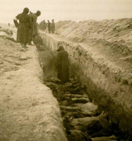 Захоронение умерших пленных. Вязьма, ноябрь 1941 г.