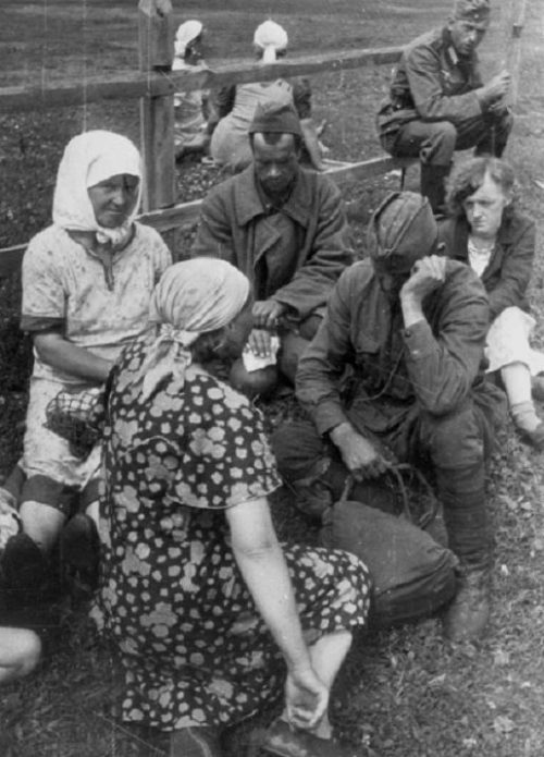 Женщины передают советским военнопленным продукты. Витебск, июнь 1941 г.