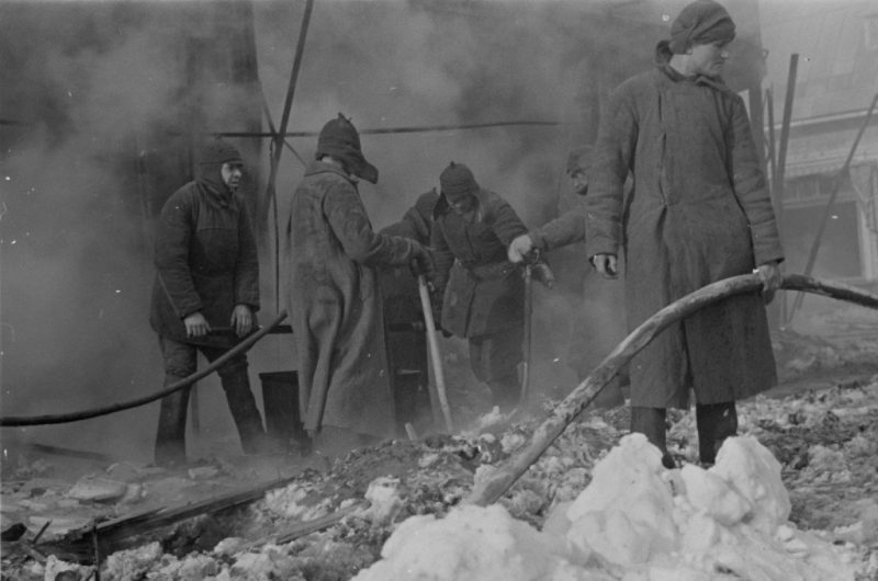 Советские военнопленные тушат пожар, вызванный бомбардировкой в финском городе Коувола. 1941 г.