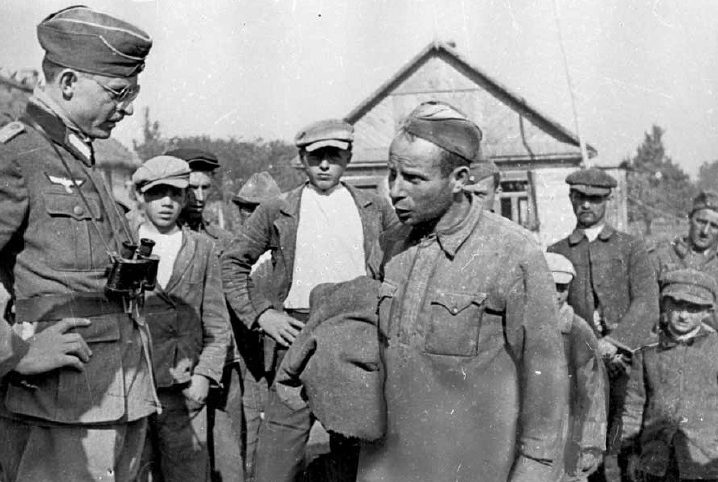 Немецкий офицер допрашивает советского солдата. Украина, июнь 1941 г. 