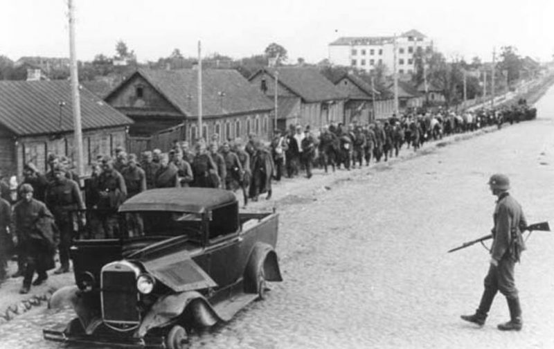 Колонна советских военнопленных на улице Минска. 2 июля 1941 г.
