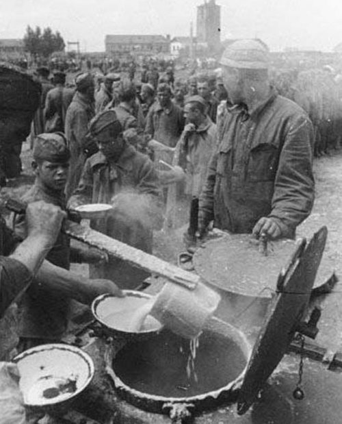 Выдача пищи в 203-м пересыльном лагере (Dulag 203). Коханово, Витебская область, 17 июля 1941 г.