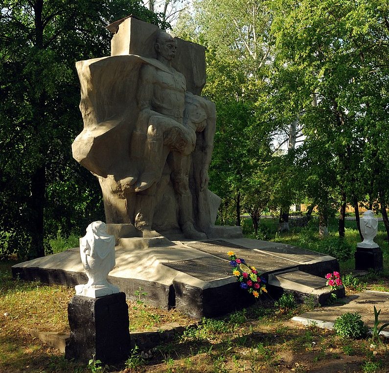 с. Лихачовка Котелевского р-на. Памятник, установленный в 1957 году на братской могиле советских воинов и мемориальные плиты с именами погибших земляков.