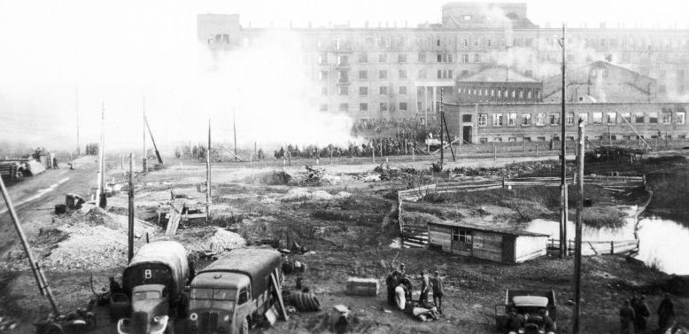 Вид на транзитный лагерь Дулаг-240 для советских военнопленных в оккупированном Смоленске. 1941 г. 