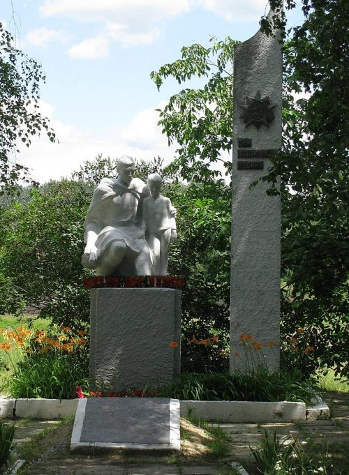 с. Нижние Мельницы Полтавского р-на. Памятник погибшим воинам-землякам, установленный в 1983 году.
