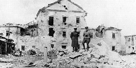 Советские офицеры на развалинах Тарнопольского форта. Апрель 1944 г.