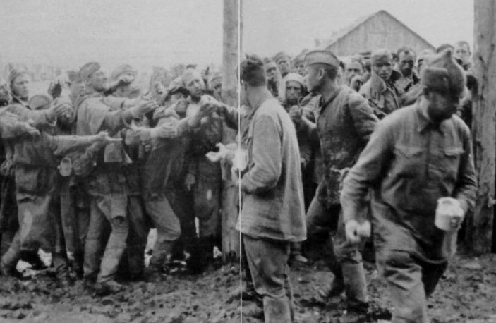 Раздача питания в лагере для советских военнопленных в Виннице. 28 июля 1941 г. 