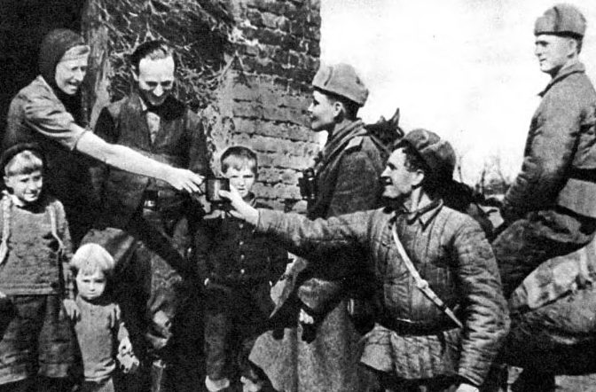 Горожане встречают освободителей. Апрель 1944 г. 